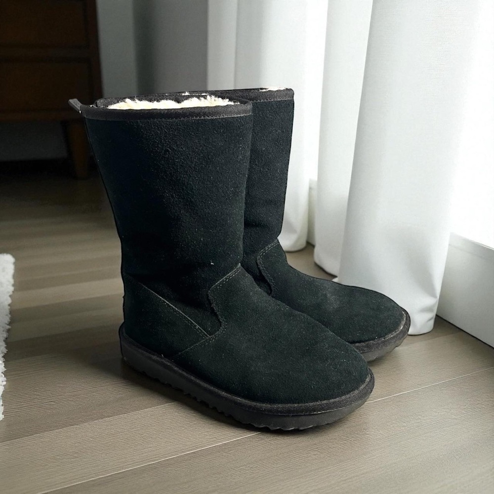 UGG Black Shearling Zip Boots – Kids 3 / Women’s 5